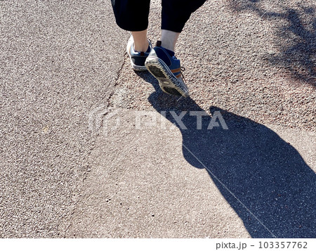 歩く若い男性の靴の裏と影 歩く若い男性の靴の裏と影 103357762