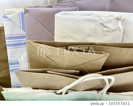 たくさんのショッピングバッグ 103357811