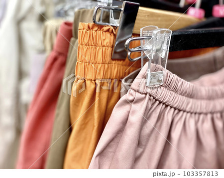 ハンガーに吊るしたたくさんのスカート ハンガーに吊るしたたくさんのスカート 103357813