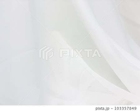 シンプルなやわらかい白い布背景 シンプルなやわらかい白い布背景 103357849