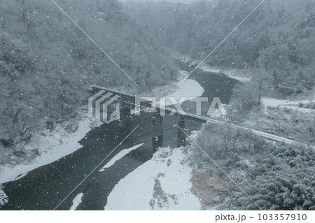 天竜峡慕情:雪の日に特急伊那路が行くところを天竜峡大橋「そらさんぽ」より 天竜峡慕情:雪の日に特急伊那路が行くところを天竜峡大橋「そらさんぽ」より 103357910