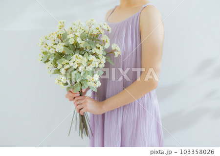 花束を持つ女性 103358026