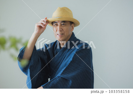 浴衣のミドル男性 103358158