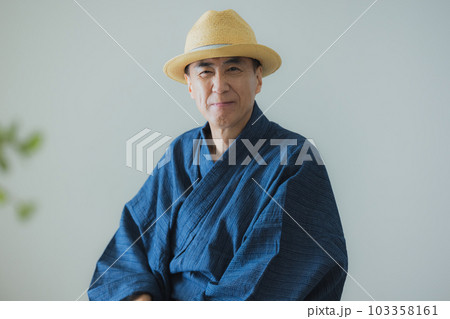 浴衣のミドル男性 103358161
