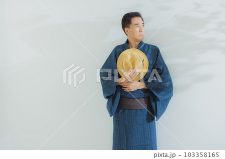 浴衣のミドル男性 103358165