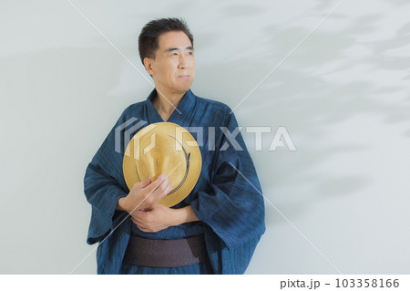 浴衣のミドル男性 103358166