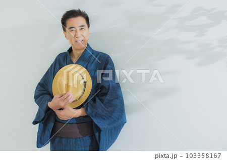 浴衣のミドル男性 浴衣のミドル男性 103358167