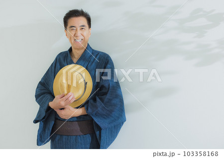 浴衣のミドル男性 103358168