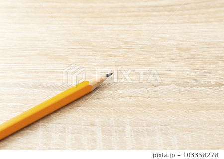 デスクに置かれた鉛筆 103358278