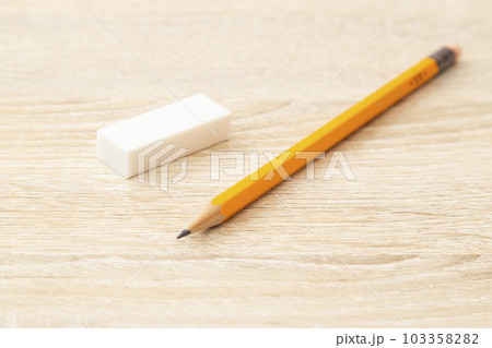 デスクに置かれた鉛筆と消しゴム 103358282
