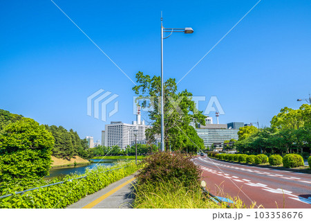 日本の東京都市景観 初真夏日…新緑の皇居や内堀通りなどを望む（奥に警視庁など）＝5月17日 103358676