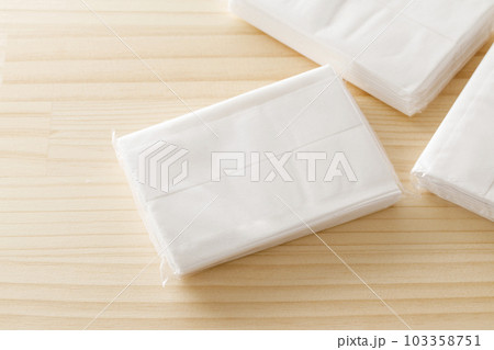 テーブルの上のポケットティッシュ 103358751