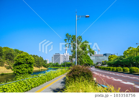 日本の東京都市景観 初真夏日…新緑の皇居や内堀通りなどを望む(奥に警視庁など)=5月17日 日本の東京都市景観 初真夏日…新緑の皇居や内堀通りなどを望む(奥に警視庁など)=5月17日 103358756