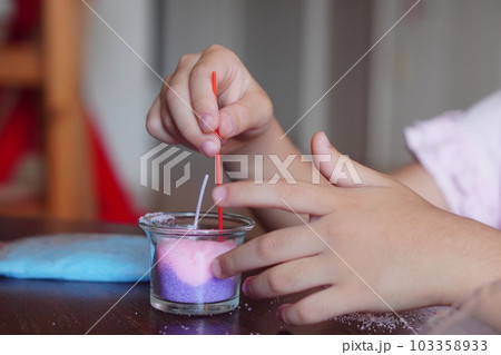 小学生の女の子がサンドキャンドルを作っている様子。 103358933