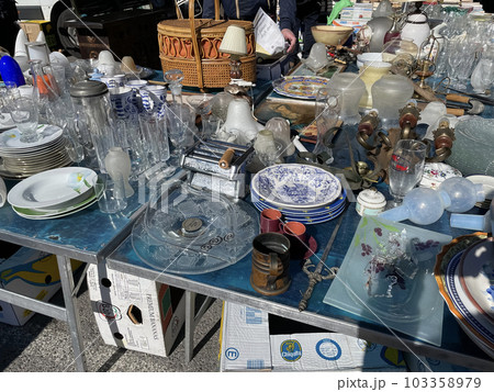 掘り出し物を発見するのが楽しみな骨董市 103358979
