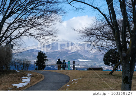 福島県 安達太良サービスエリアからの安達太良山 福島県 安達太良サービスエリアからの安達太良山 103359227