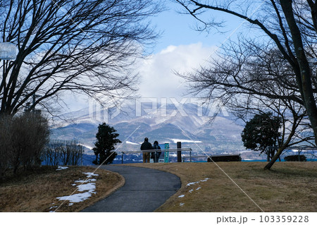 福島県 安達太良サービスエリアからの安達太良山 福島県 安達太良サービスエリアからの安達太良山 103359228