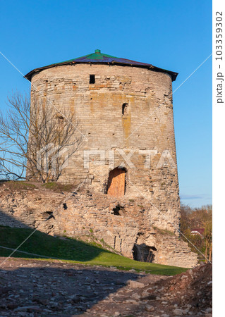 Gremyachaya Tower on a sunny day, it was built in 1525. Pskov 103359302