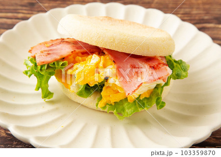 ベーコンエッグフィンサンド 103359870