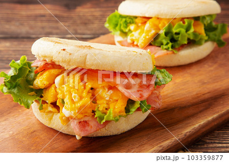 ベーコンエッグフィンサンド 103359877