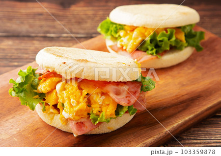 ベーコンエッグフィンサンド 103359878