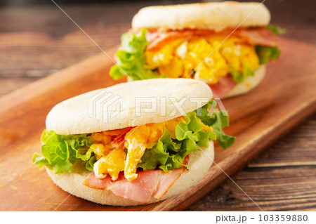 ベーコンエッグフィンサンド 103359880