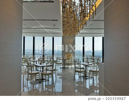 高層ビルのレストラン会場 103359987