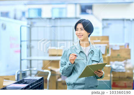 荷物を確認する作業着の女性ビジネスマン 103360190