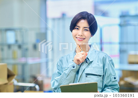 荷物を確認する作業着の女性ビジネスマン 荷物を確認する作業着の女性ビジネスマン 103360191