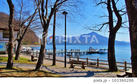 北海道 支笏湖 湖畔の風景 103360200