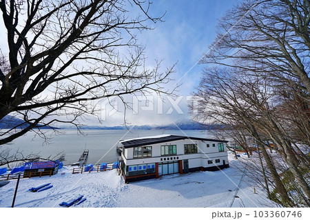 冬の北海道 不凍湖 支笏湖畔の風景 冬の北海道 不凍湖 支笏湖畔の風景 103360746