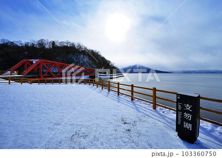 冬の北海道 不凍湖 支笏湖畔の風景 103360750
