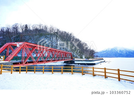 冬の北海道 不凍湖 支笏湖畔の風景 103360752