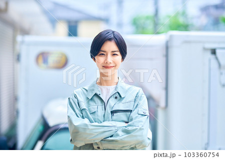 トラックの前に立つ作業員の女性 トラックの前に立つ作業員の女性 103360754