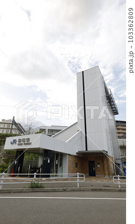 JR神戸線の摩耶駅の南口、エスカレーターやエレベーターが設置されている JR神戸線の摩耶駅の南口、エスカレーターやエレベーターが設置されている 103362809