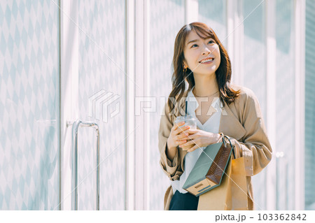 ショッピングをする笑顔の日本人女性 103362842