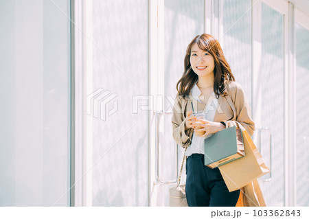 ショッピングを楽しむ笑顔の日本人女性	 103362843