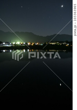 北杜市白州町、一際輝く金星、宵の星空映す田植え待つ水田 103363965