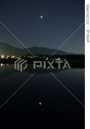 北杜市白州町、一際輝く金星、宵の星空映す田植え待つ水田 北杜市白州町、一際輝く金星、宵の星空映す田植え待つ水田 103363966