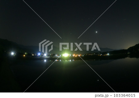 北杜市白州町、一際輝く金星、宵の星空映す田植え待つ水田 103364015