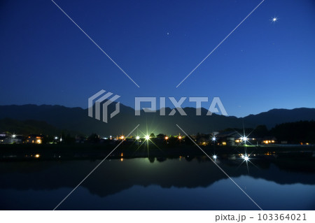 北杜市白州町、一際輝く金星、宵の星空映す田植え待つ水田 北杜市白州町、一際輝く金星、宵の星空映す田植え待つ水田 103364021
