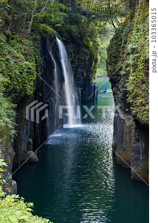 宮崎県/ 新緑の高千穂峡「真名井の滝」 103365015