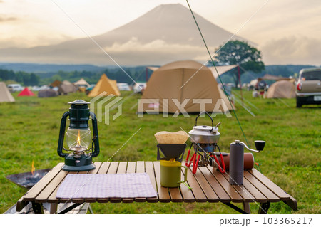 「静岡県」富士山が見えるキャンプ場で朝食の準備 「静岡県」富士山が見えるキャンプ場で朝食の準備 103365217
