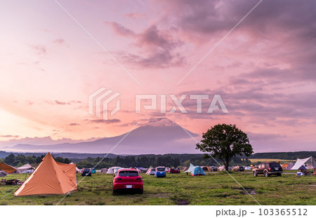 「静岡県」キャンプサイトから望む朝焼けと富士山 「静岡県」キャンプサイトから望む朝焼けと富士山 103365512