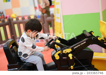 車のおもちゃに乗って遊ぶ男の子 車のおもちゃに乗って遊ぶ男の子 103365746