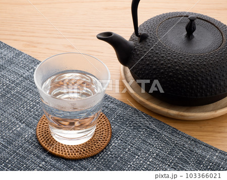 鉄瓶で沸かした白湯 103366021