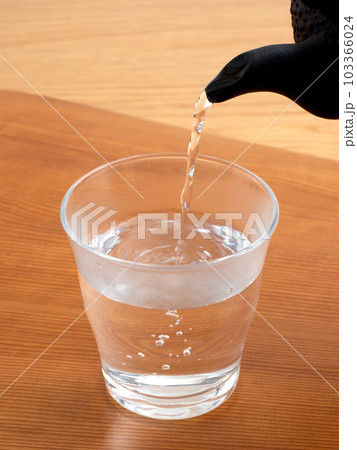 鉄瓶で沸かした白湯 鉄瓶で沸かした白湯 103366024