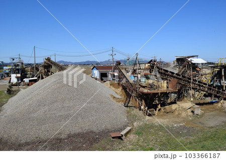 砕石工場 建設資材の生産現場 103366187
