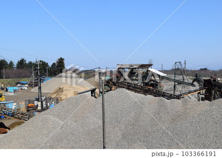 砕石工場 建設資材の生産現場 103366191