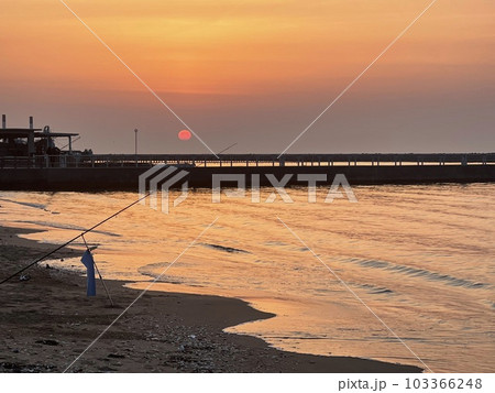 三重県 白子港緑地の朝焼け風景 103366248